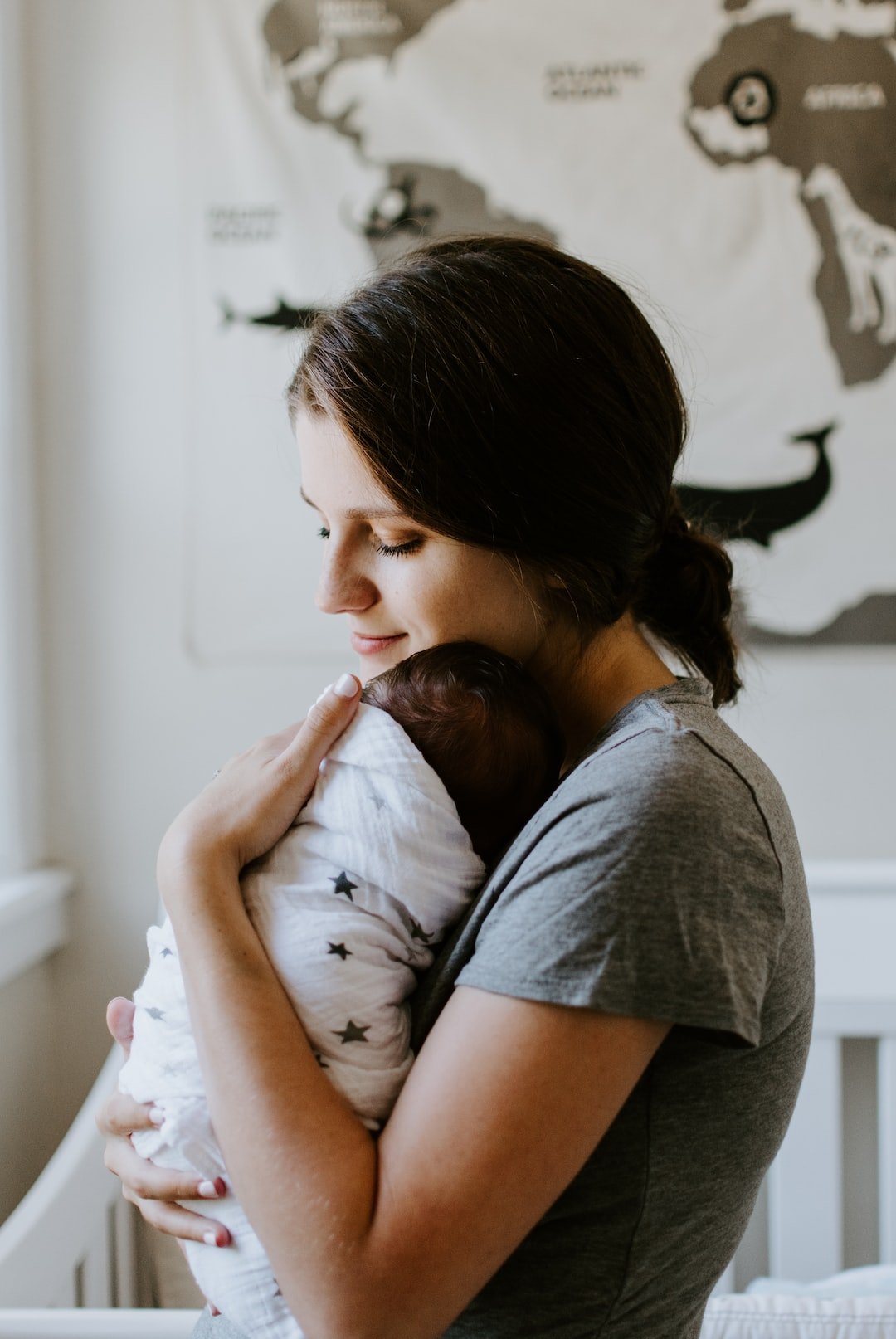 الأمومة والعمل: كيف توازنين بين دورك كأم ومسؤولياتك المهنية